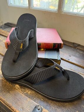 Teva Mush II Flip Flops Black - Women’s Size 9 - Brand New